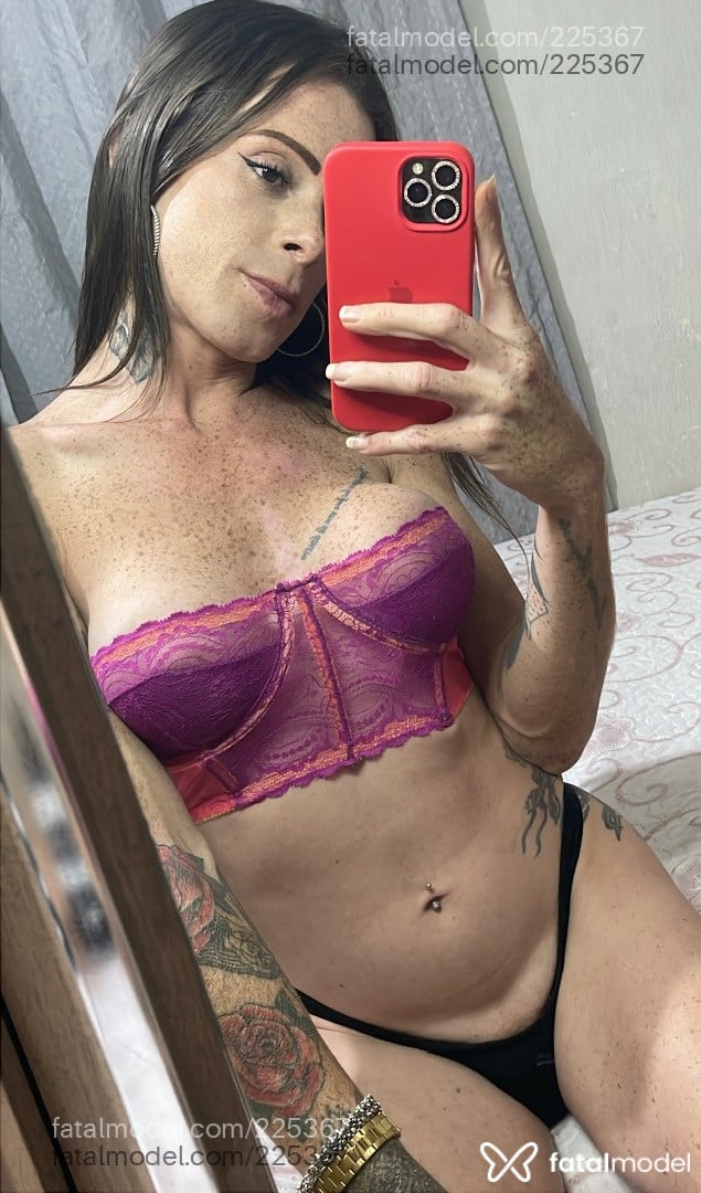 Acompanhante mulher trans ruiva (o) de olhos castanhos em Arapongas - LorennRuiva