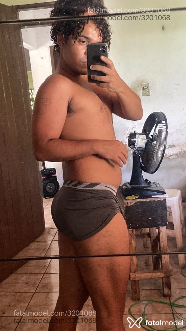 Acompanhante homem com cabelo castanho de olhos castanhos em Caucaia Acompanhante homem com cabelo castanho de olhos castanhos em Caucaia - Bernardo