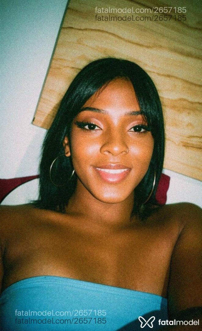 Acompanhante mulher trans com cabelo castanho de olhos castanhos - Jhenyy