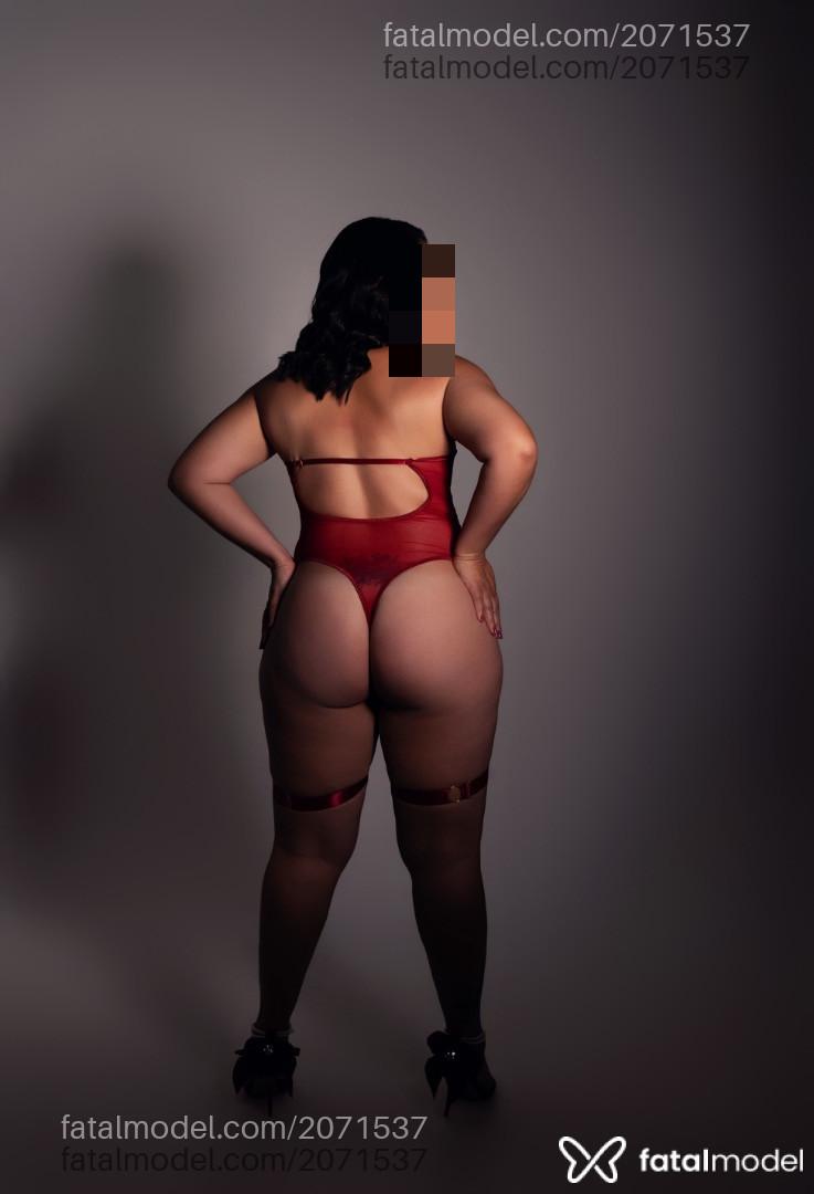 Acompanhante mulher com cabelo castanho de olhos mel - Amelie Castro