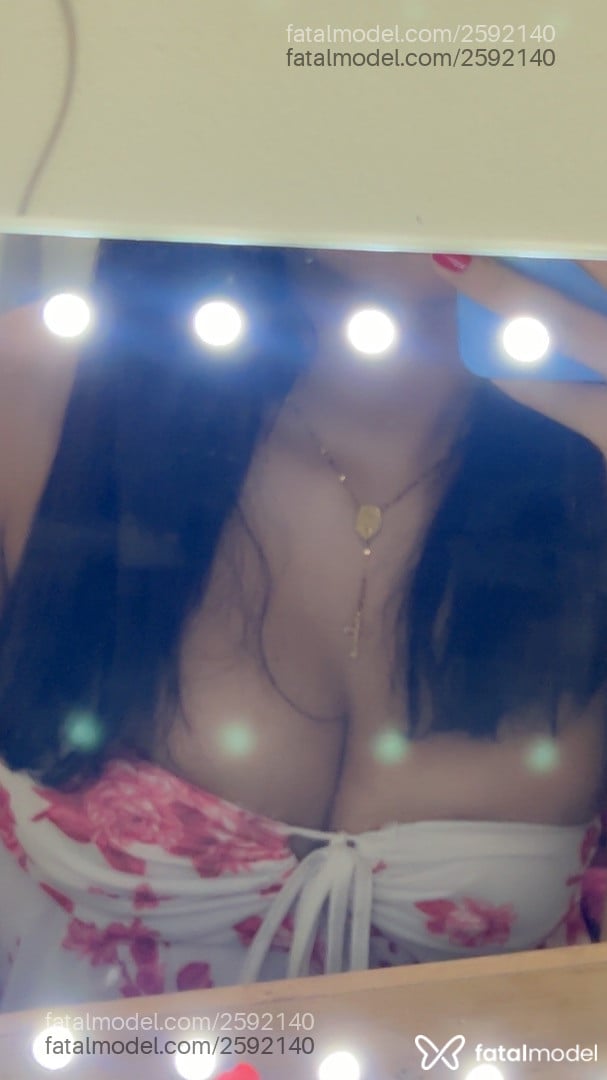 Acompanhante mulher com cabelo castanho de olhos verdes - Kiara