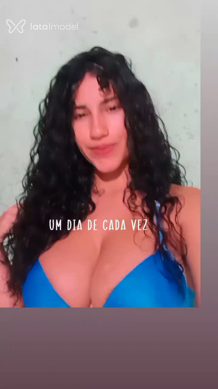 Acompanhante mulher ruiva (o) de olhos pretos - Letícia