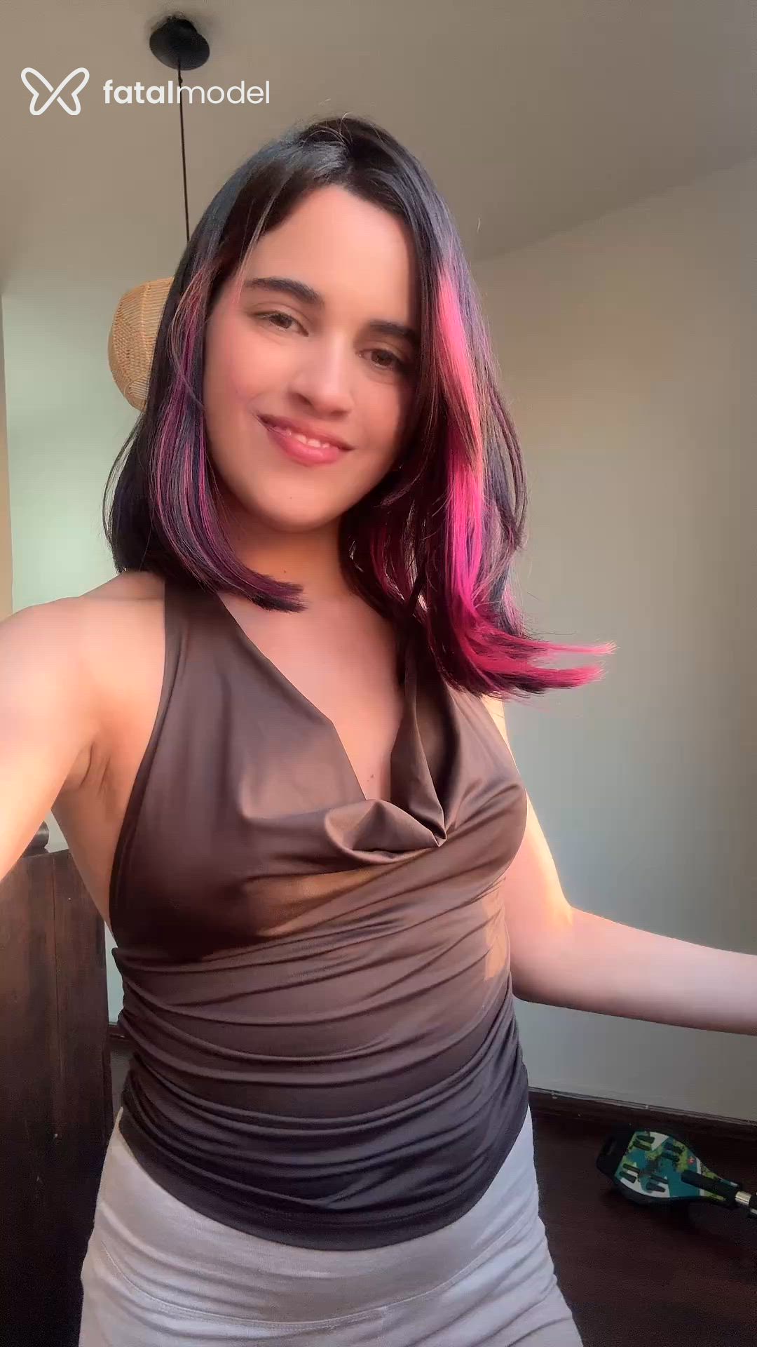 Acompanhante mulher com cabelo colorido de olhos mel - Stella Lins