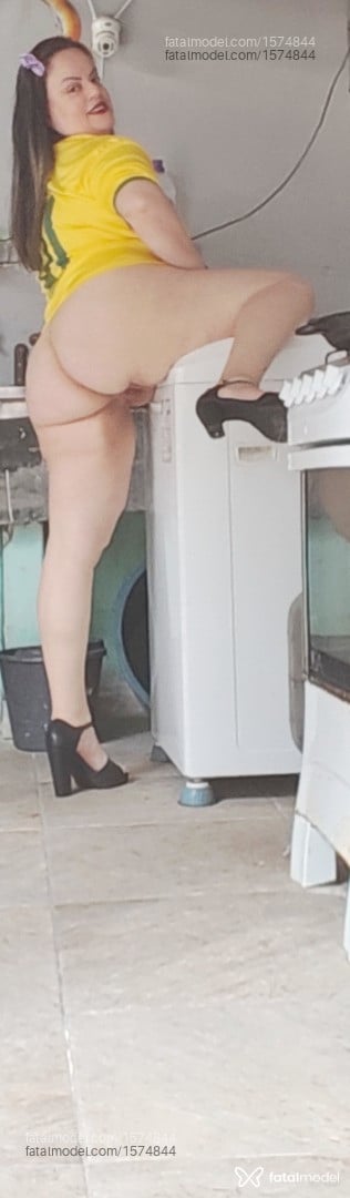 Acompanhante mulher com cabelo castanho de olhos castanhos em Itajaí - Manuelli Resende