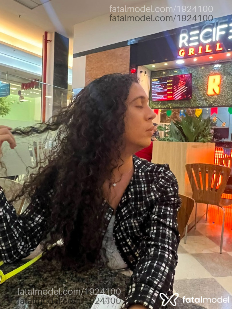 Acompanhante mulher trans com cabelo castanho de olhos castanhos - Crystal