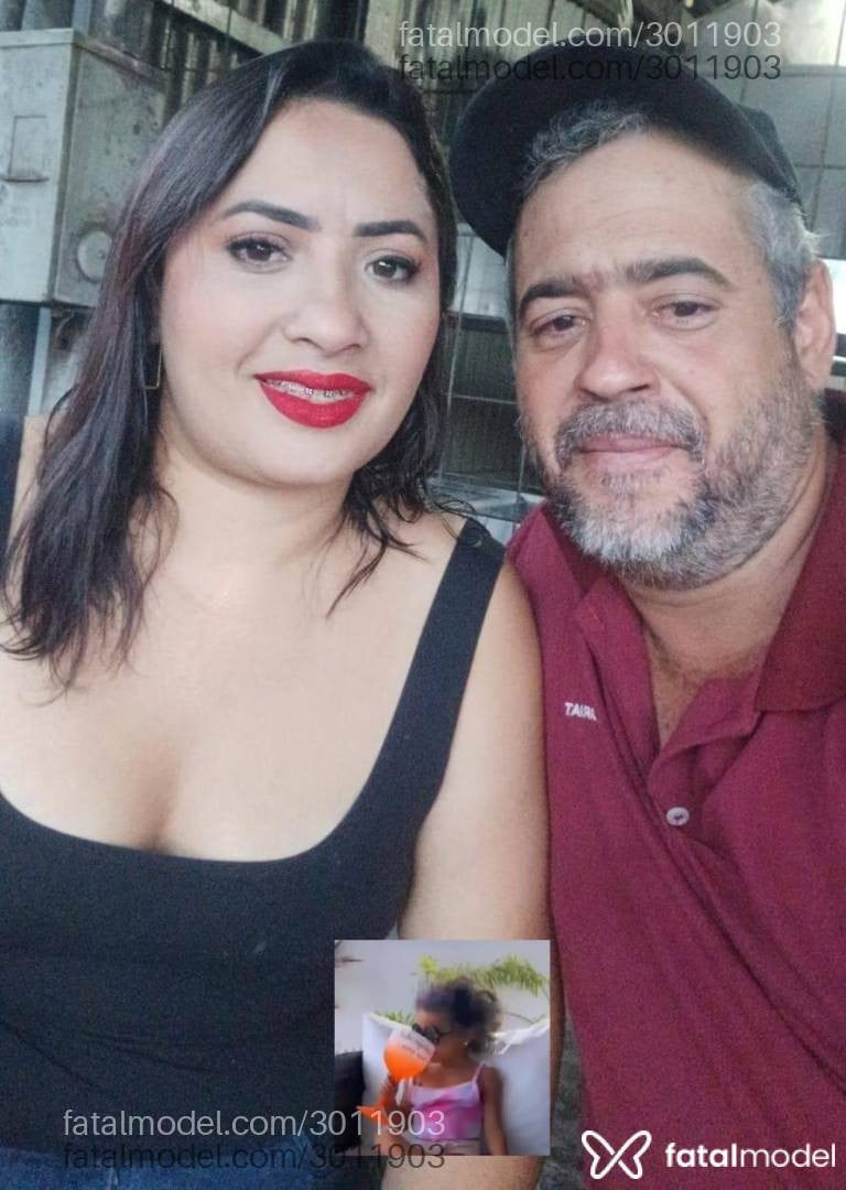 Acompanhante mulher com cabelo castanho de olhos mel - Acrianinha complet