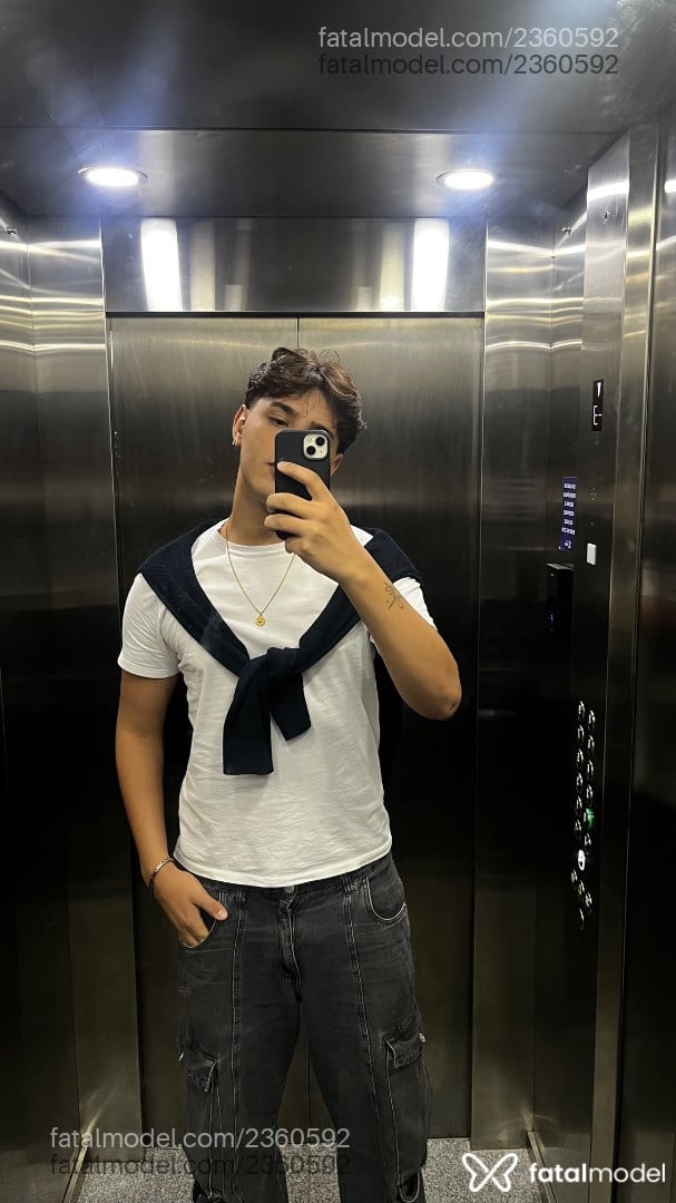 Acompanhante homem com cabelo castanho de olhos castanhos - Pedro