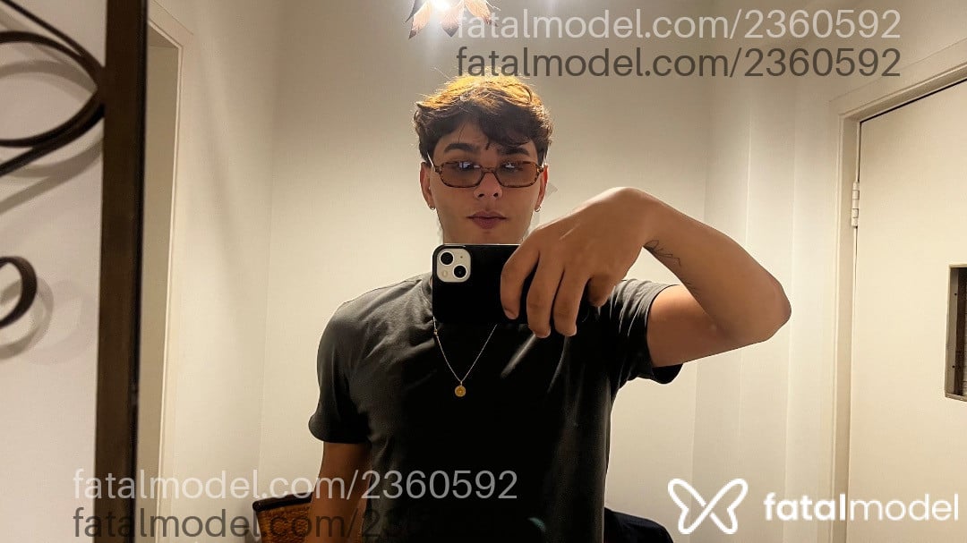 Acompanhante homem com cabelo castanho de olhos castanhos - Pedro