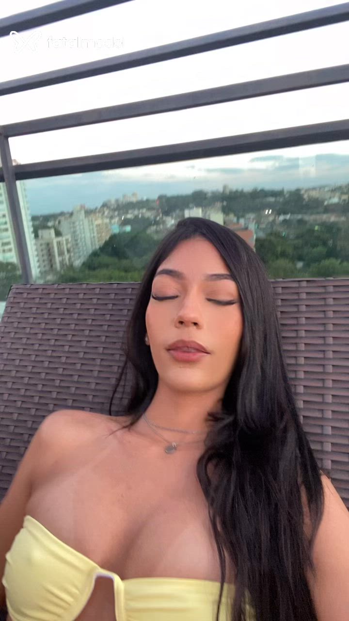 Acompanhante mulher morena (o) de olhos pretos - Tiffany