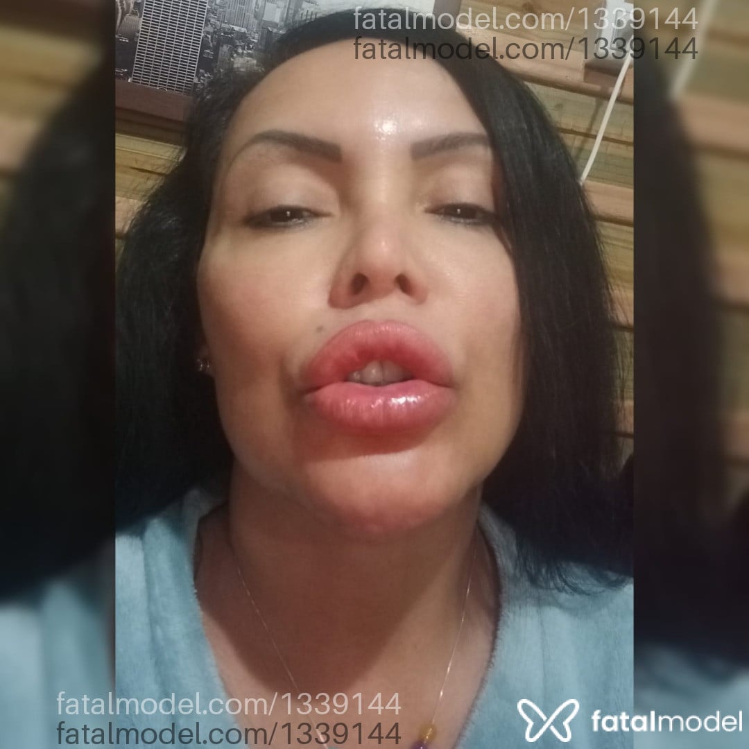 Acompanhante mulher morena (o) de olhos castanhos - Roxy Desire Acompanhante mulher morena (o) de olhos castanhos - Roxy Desire