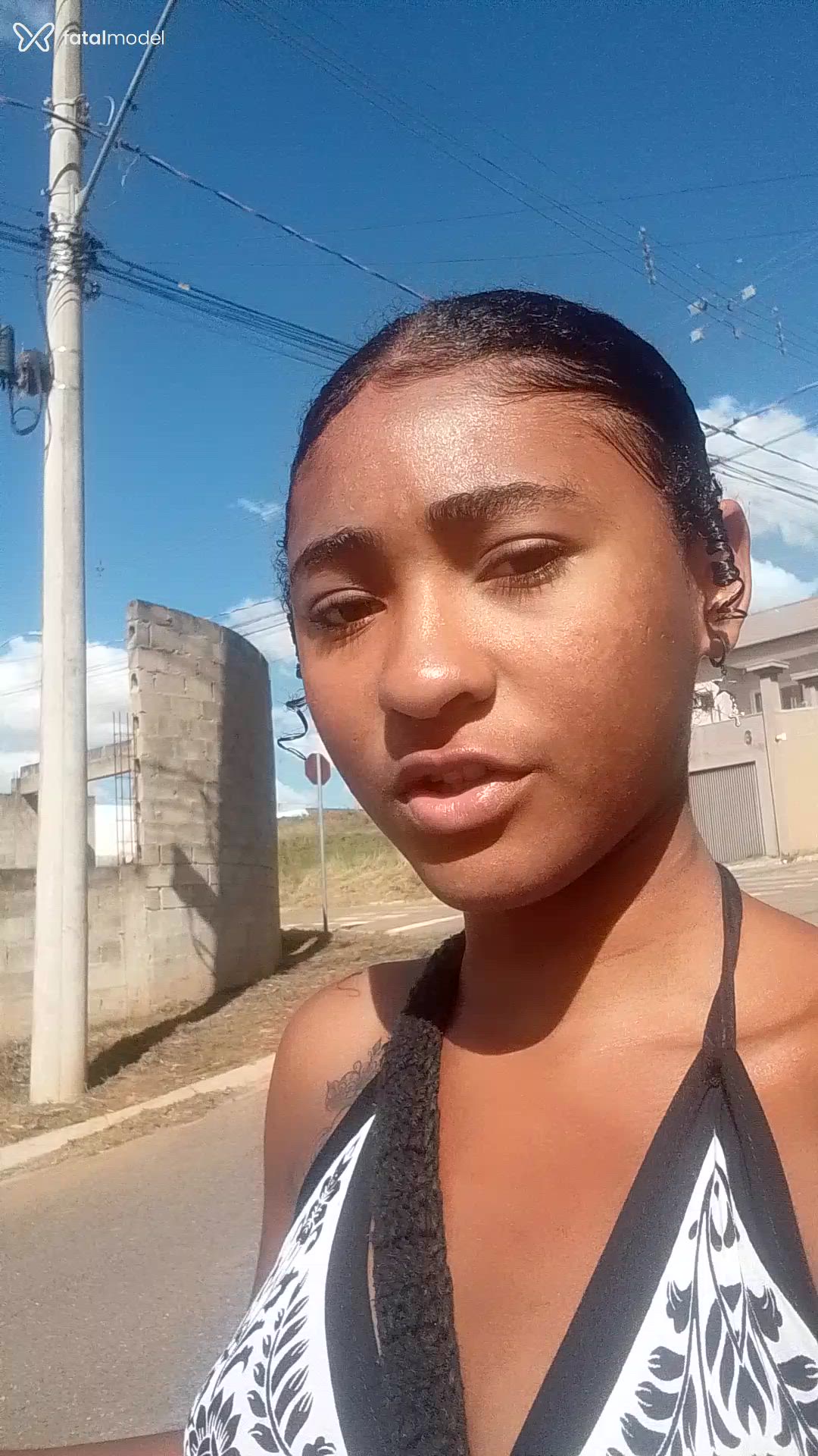 Acompanhante mulher com cabelo castanho de olhos castanhos - Nini Cat Acompanhante mulher com cabelo castanho de olhos castanhos - Nini Cat