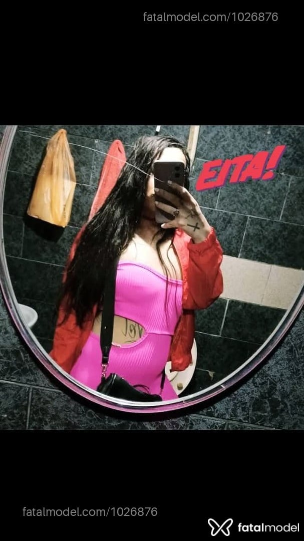 Acompanhante travesti com cabelo colorido de olhos castanhos em Paranaguá Acompanhante travesti com cabelo colorido de olhos castanhos em Paranaguá - Leandra