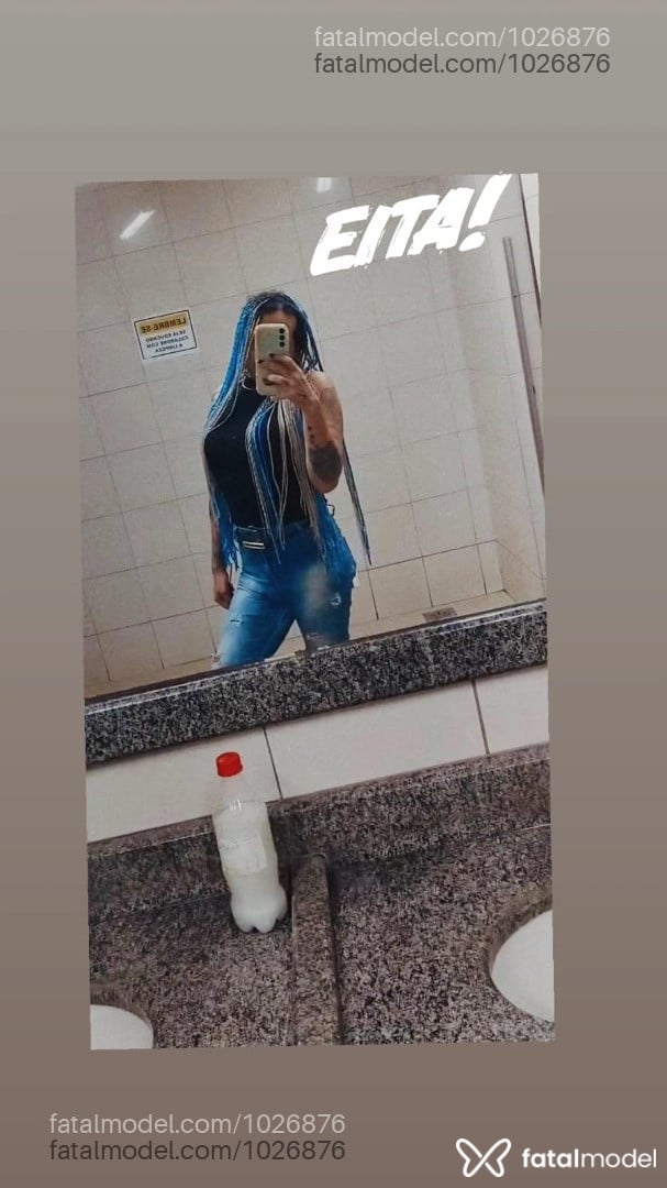 Acompanhante travesti com cabelo colorido de olhos castanhos em Paranaguá Acompanhante travesti com cabelo colorido de olhos castanhos em Paranaguá - Leandra