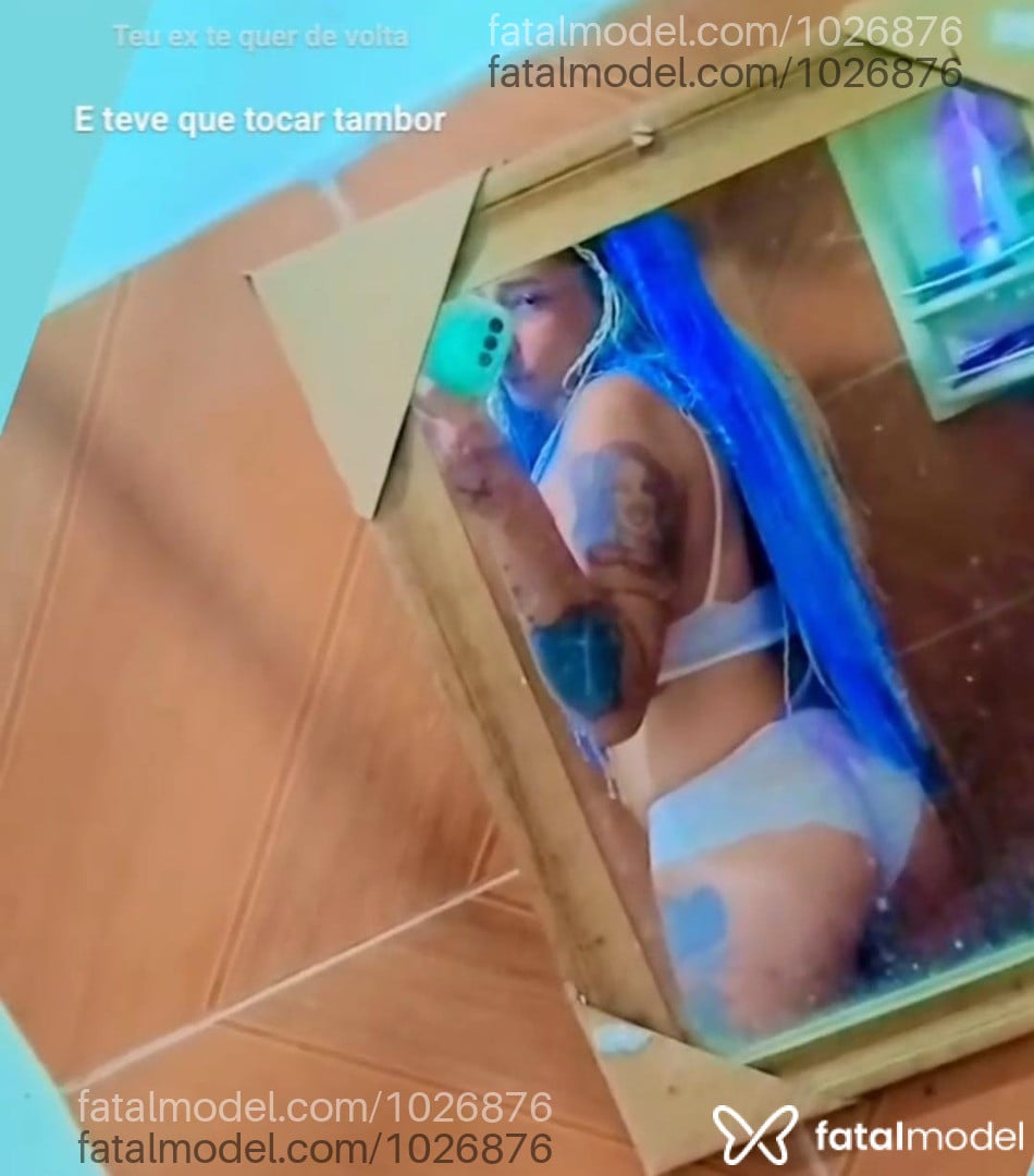Acompanhante travesti com cabelo colorido de olhos castanhos em Paranaguá Acompanhante travesti com cabelo colorido de olhos castanhos em Paranaguá - Leandra