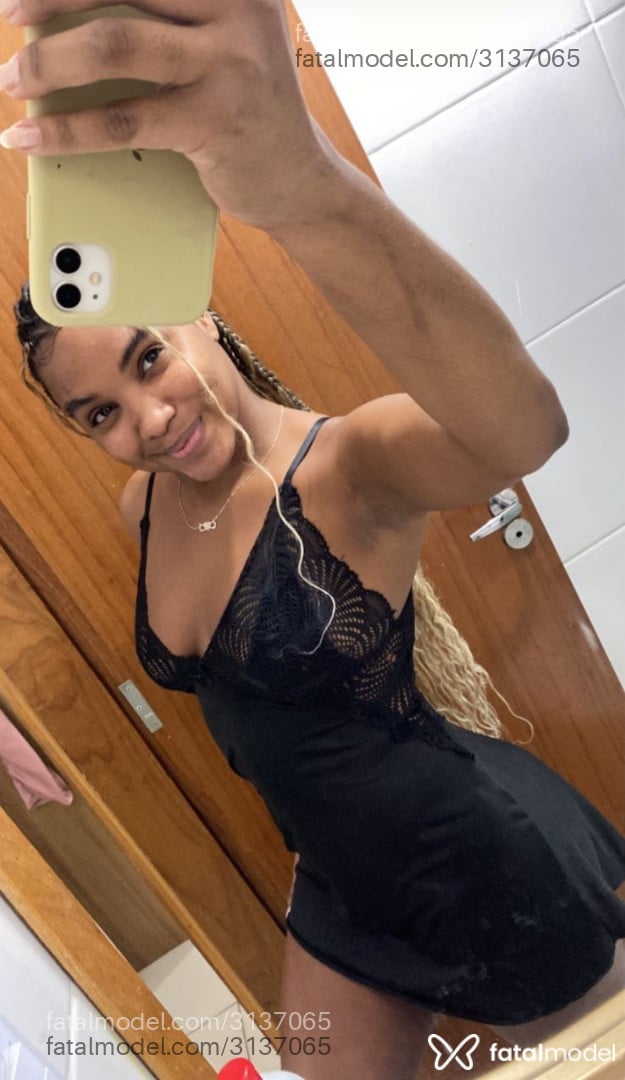 Acompanhante mulher morena (o) de olhos castanhos - Maya