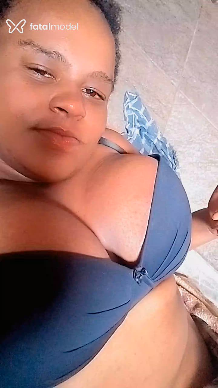 Acompanhante mulher morena (o) de olhos pretos - Ester Acompanhante mulher morena (o) de olhos pretos - Ester