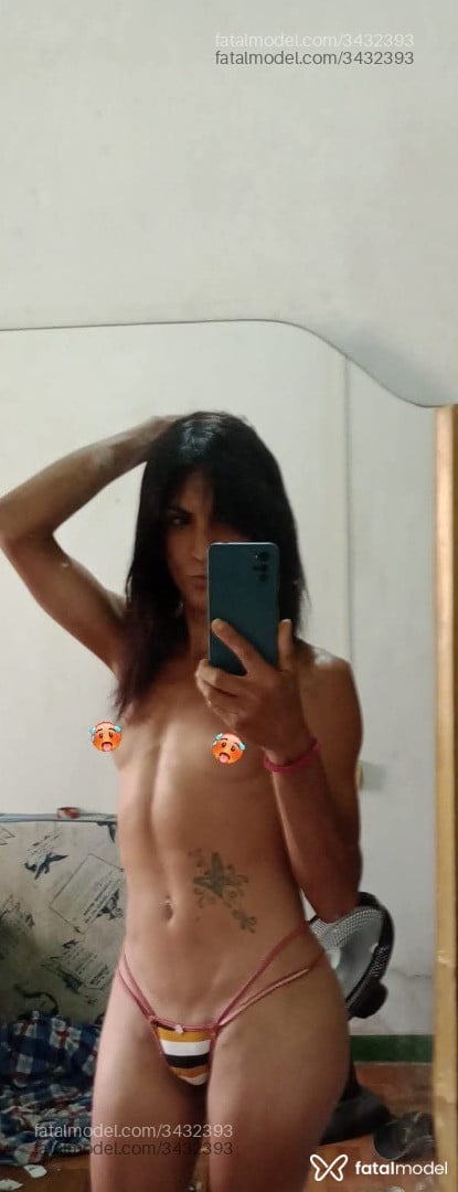 Acompanhante mulher trans com cabelo castanho de olhos pretos - Celina