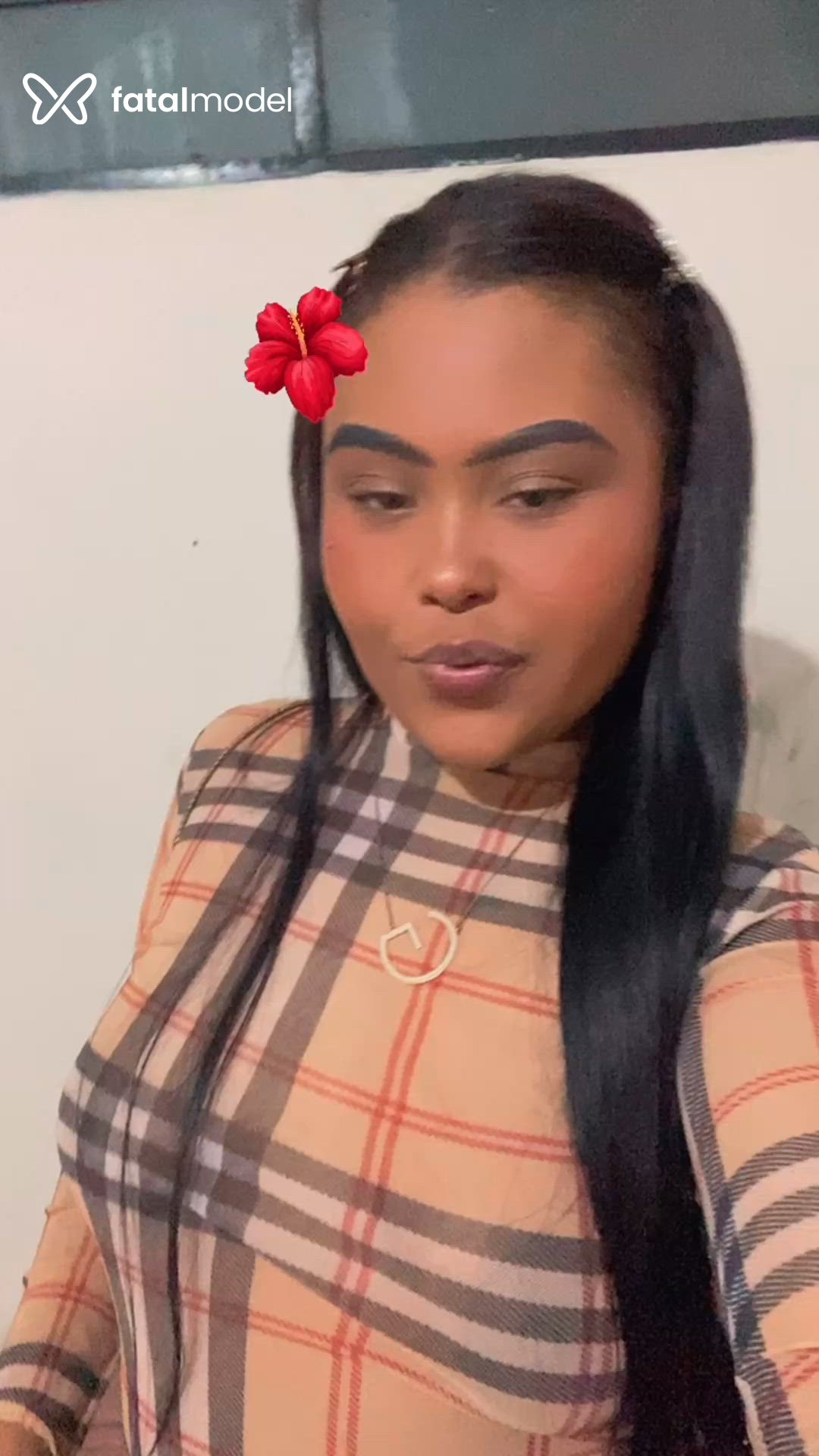 Acompanhante mulher morena (o) de olhos castanhos - Pérola Bittencourt