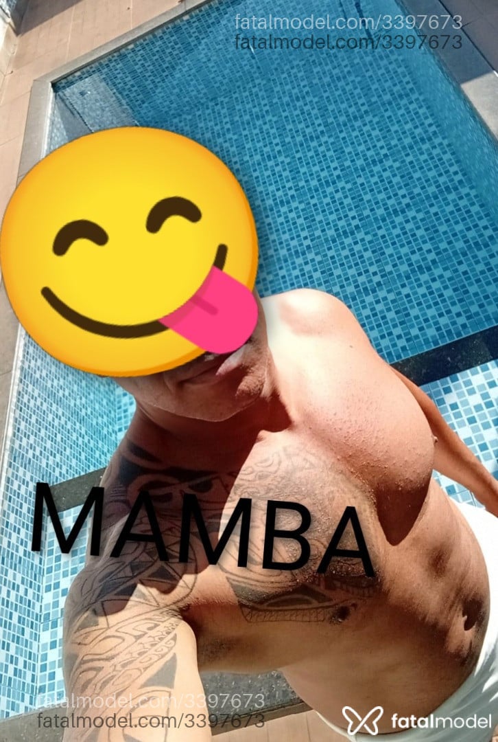 Acompanhante homem sem cabelo de olhos pretos - Mambanegra