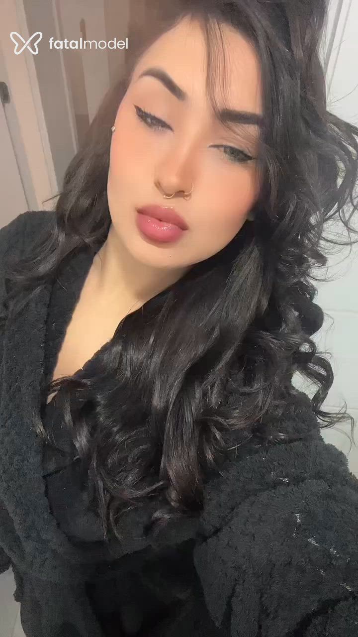 Acompanhante mulher morena (o) de olhos azuis em Pelotas Acompanhante mulher morena (o) de olhos azuis em Pelotas - Alice