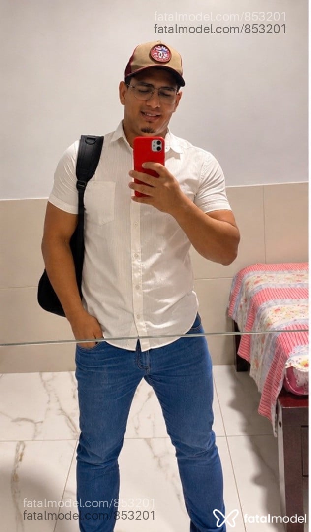 Acompanhante homem com cabelo castanho de olhos castanhos em Goiânia - pedro Victor