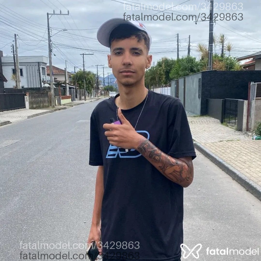 Acompanhante homem com cabelo colorido de olhos castanhos em Virtual - Mclaren