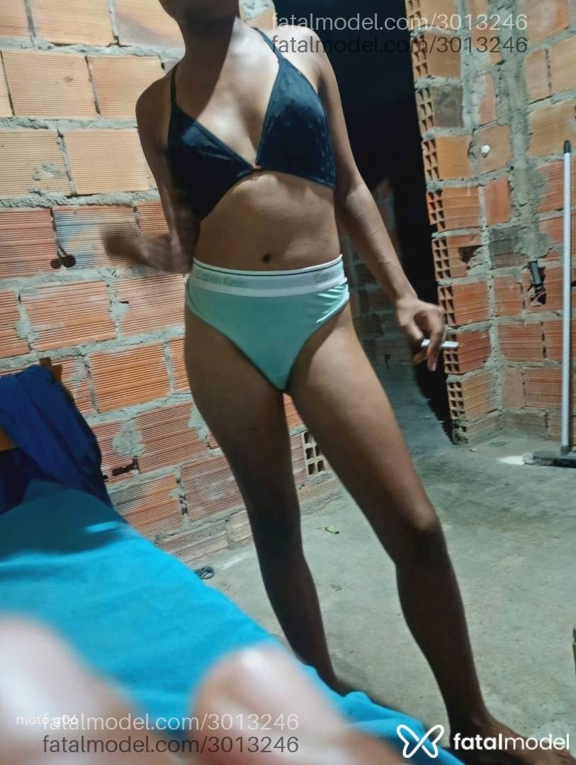 Acompanhante mulher com cabelo colorido de olhos pretos - Oliveira