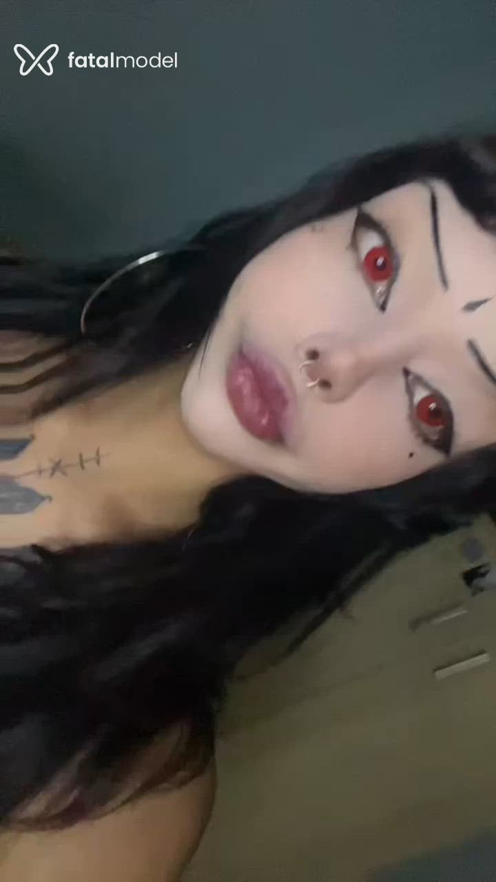 Acompanhante mulher trans morena (o) de olhos castanhos - Julia Gótica
