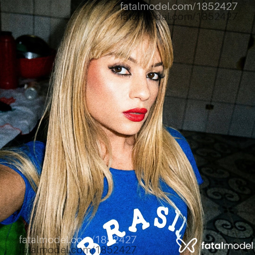 Acompanhante mulher trans com cabelo colorido de olhos castanhos em São Paulo Acompanhante mulher trans com cabelo colorido de olhos castanhos em São Paulo - Selina