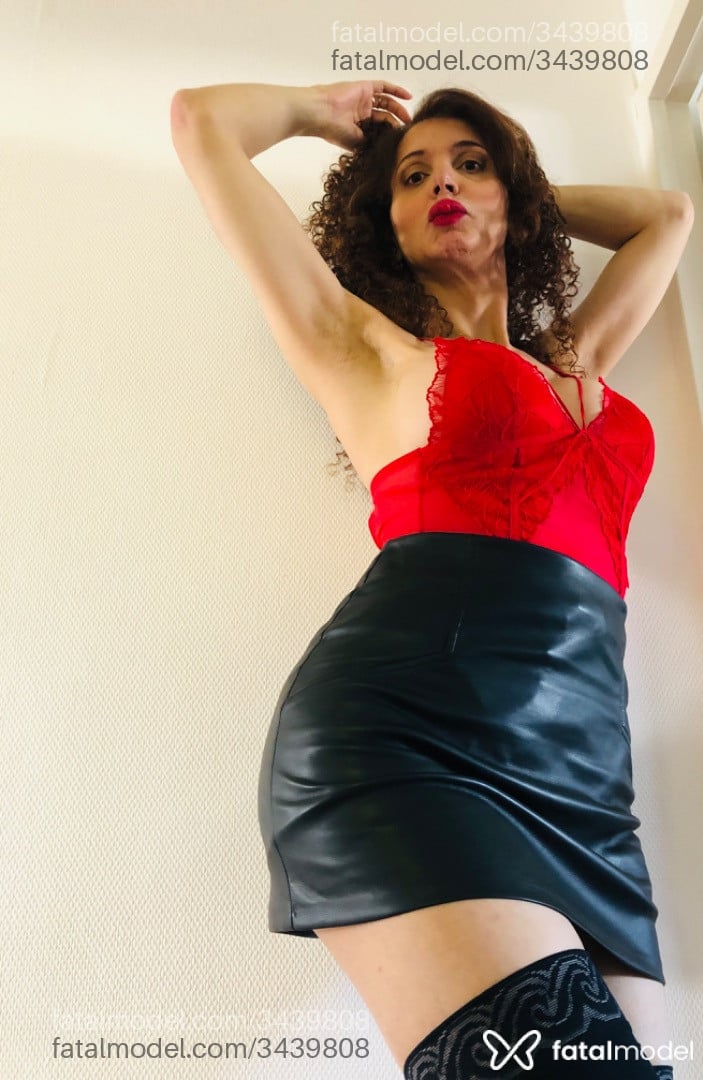 Acompanhante mulher trans com cabelo castanho de olhos castanhos - Adriana Joliee