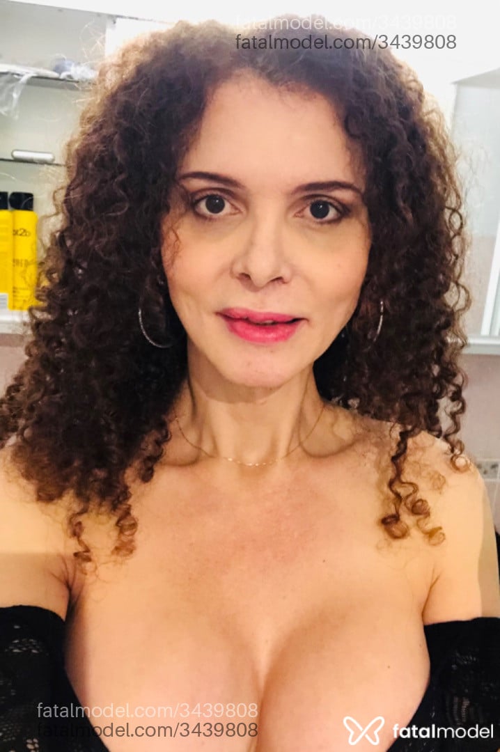 Acompanhante mulher trans com cabelo castanho de olhos castanhos - Adriana Joliee
