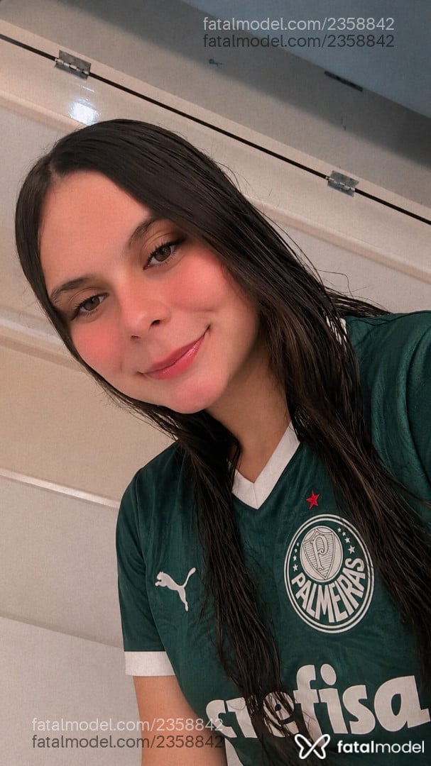 Acompanhante mulher com cabelo castanho de olhos mel em Curitiba - Isis Ferraz