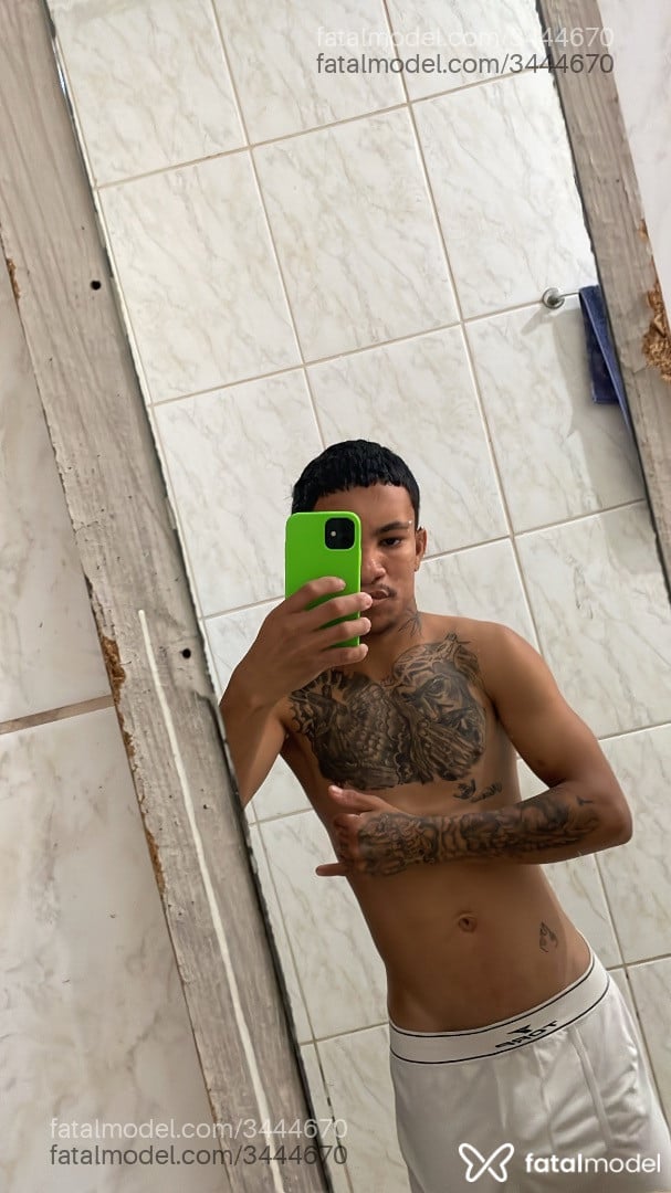 Acompanhante homem com cabelo castanho de olhos castanhos em Betim Acompanhante homem com cabelo castanho de olhos castanhos em Betim - Leandro
