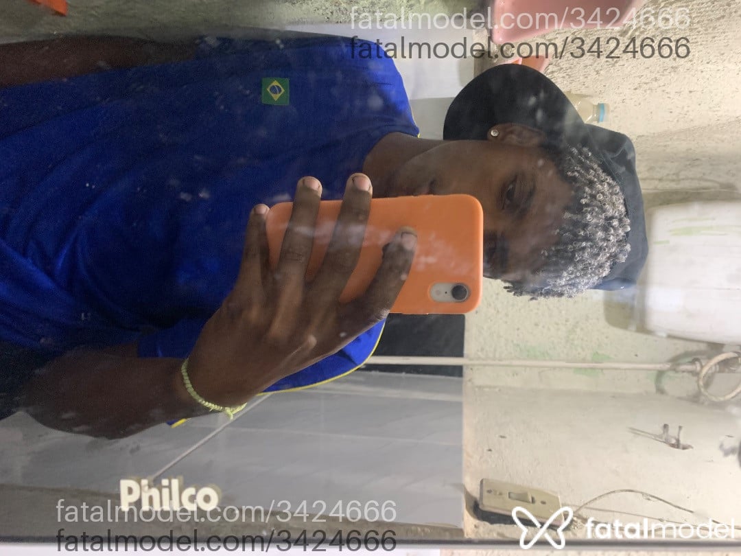 Acompanhante homem com cabelo colorido de olhos castanhos - Black Junior Acompanhante homem com cabelo colorido de olhos castanhos - Black Junior