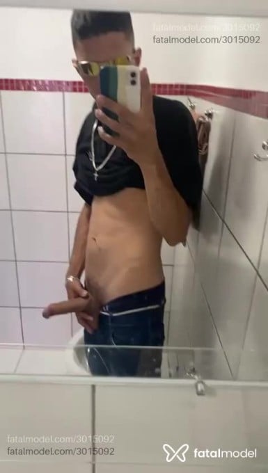 Acompanhante homem com cabelo grisalho de olhos castanhos - Ricardo