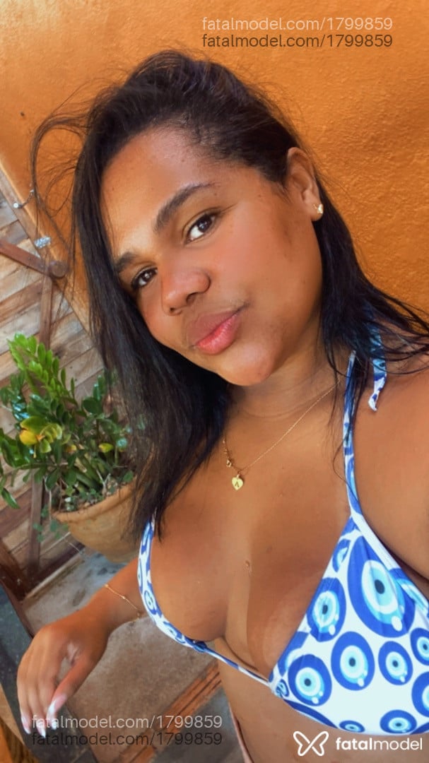 Acompanhante mulher morena (o) de olhos pretos - Tiane