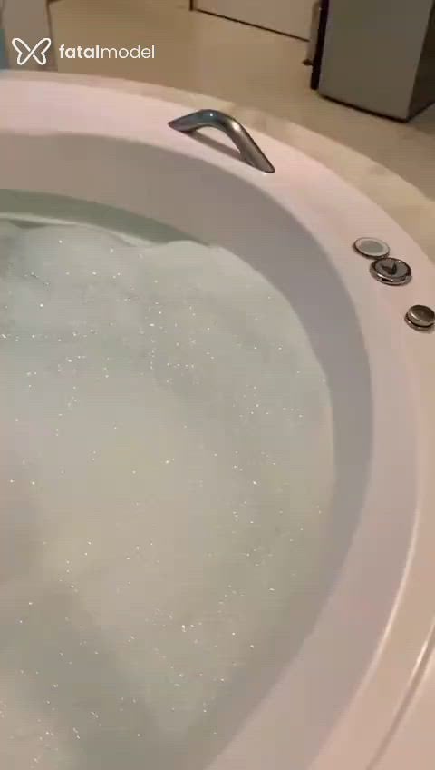 Acompanhante mulher com cabelo castanho de olhos azuis - Rubi
