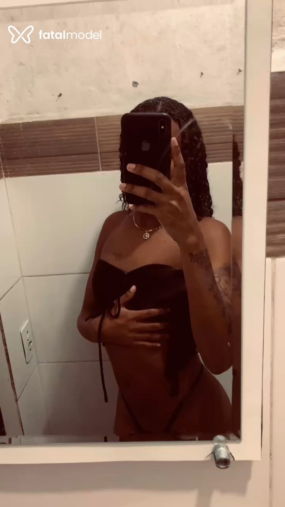Acompanhante mulher trans sem cabelo de olhos verdes - Silva