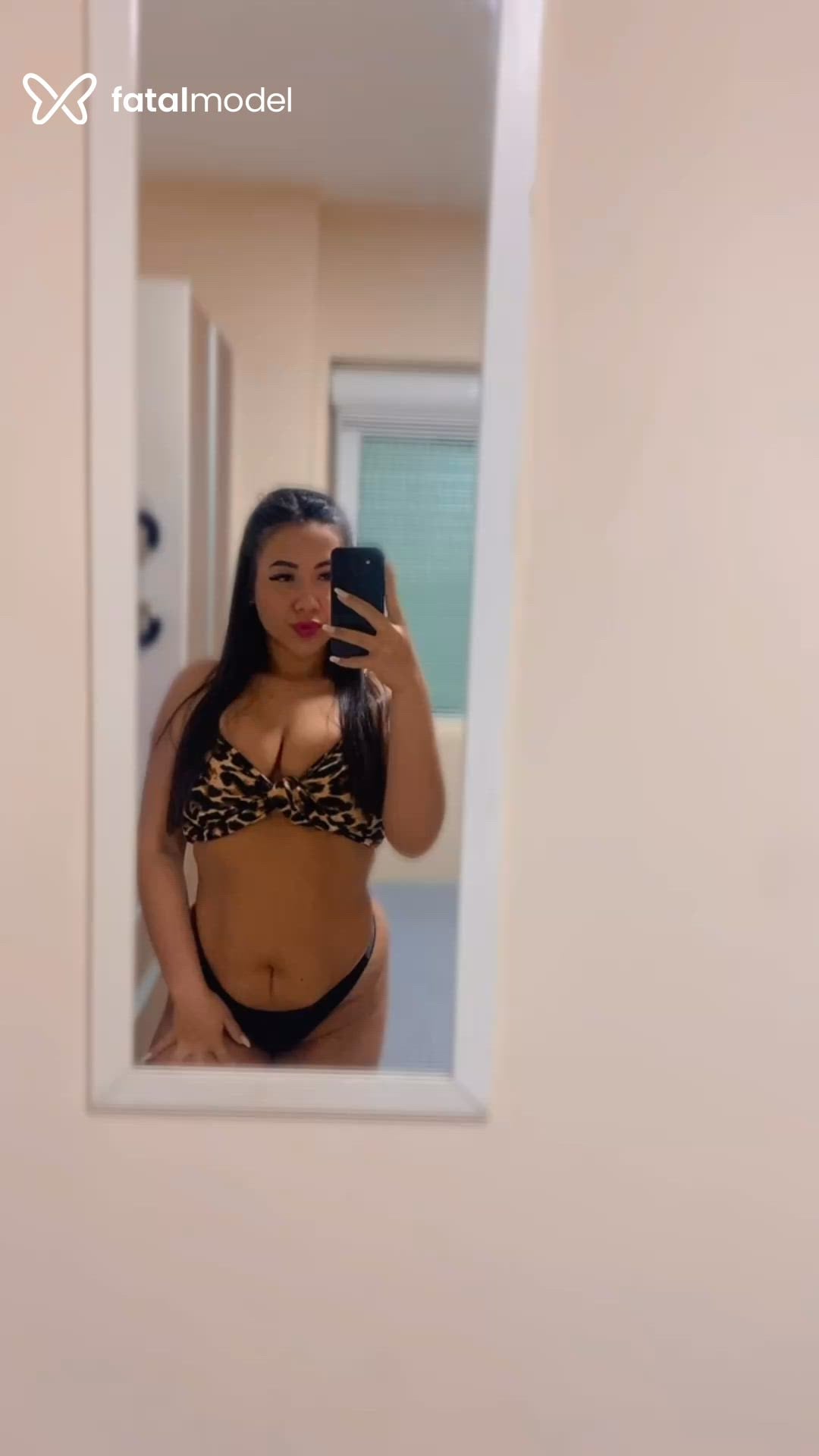 Acompanhante mulher com cabelo castanho de olhos castanhos em Curitiba Acompanhante mulher com cabelo castanho de olhos castanhos em Curitiba - Larissa Mendes