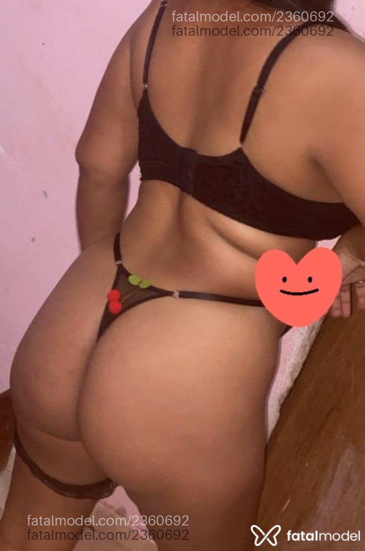 Acompanhante mulher com cabelo castanho de olhos castanhos - Mel Réis Acompanhante mulher com cabelo castanho de olhos castanhos - Mel Réis