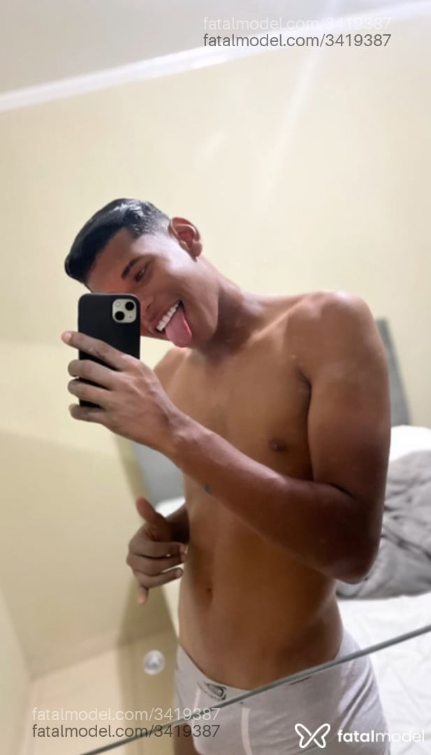 Acompanhante homem com cabelo castanho de olhos verdes - Michelmarque Acompanhante homem com cabelo castanho de olhos verdes - Michelmarque
