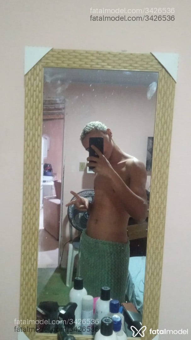Acompanhante homem com cabelo colorido de olhos pretos em Nova Iguaçu - Guilherme