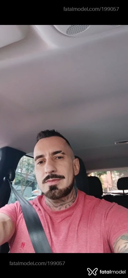 Acompanhante homem com cabelo castanho de olhos castanhos - Pietro