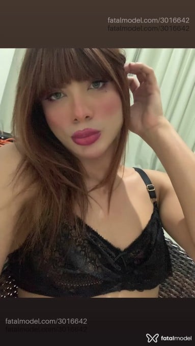 Acompanhante mulher trans com cabelo castanho de olhos verdes em Cuiabá - Bia Avilla