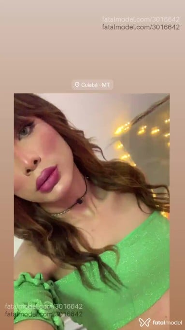 Acompanhante mulher trans com cabelo castanho de olhos verdes em Cuiabá - Bia Avilla