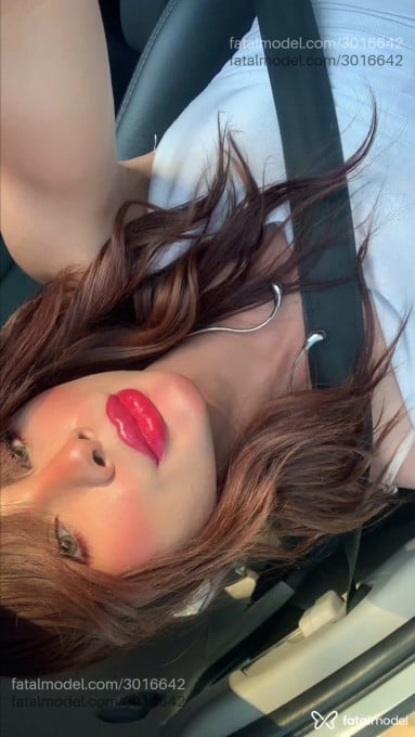 Acompanhante mulher trans com cabelo castanho de olhos verdes em Cuiabá - Bia Avilla