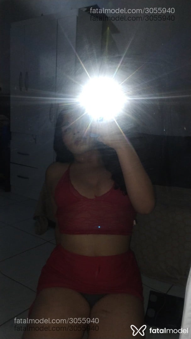 Acompanhante mulher trans com cabelo castanho de olhos castanhos - Majuh Acompanhante mulher trans com cabelo castanho de olhos castanhos - Majuh