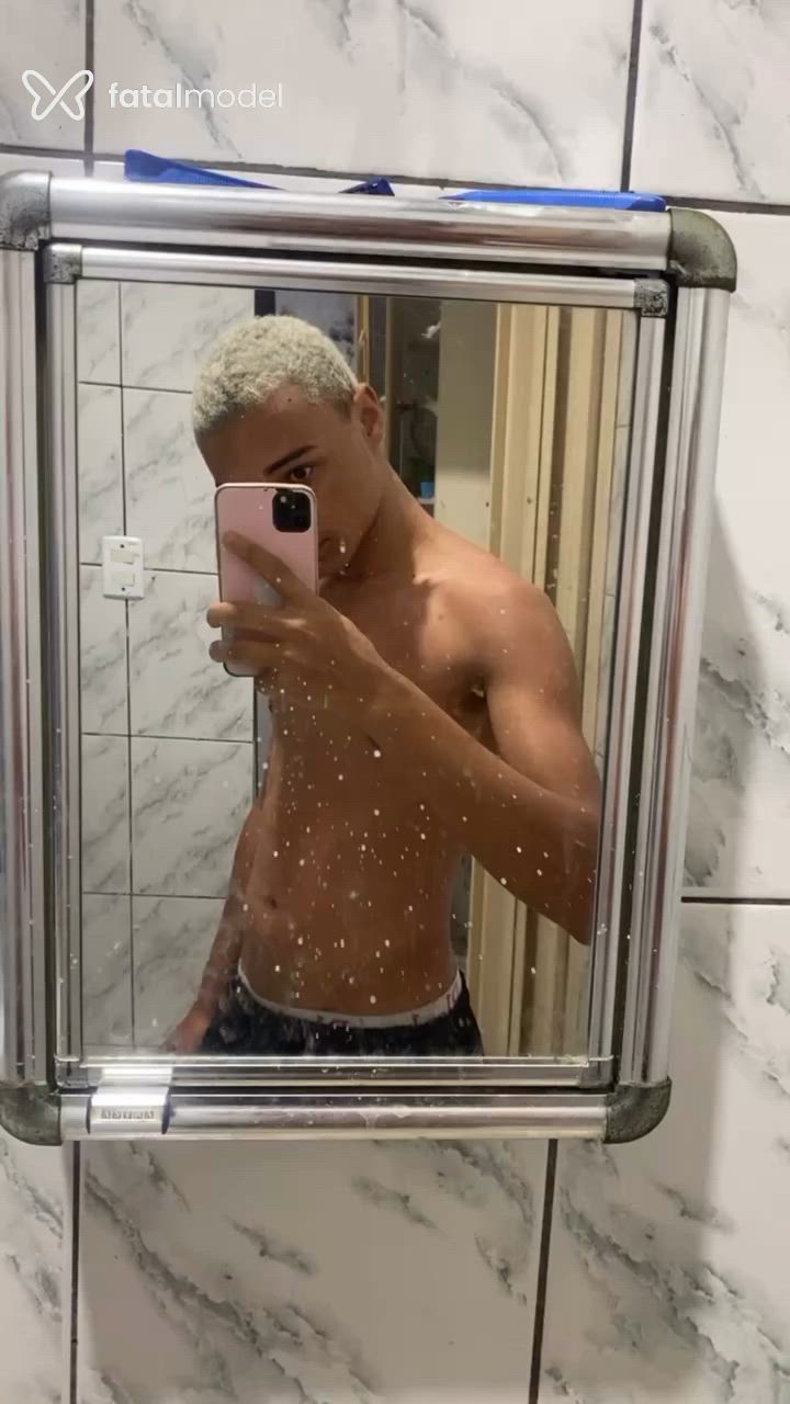 Acompanhante homem com cabelo colorido de olhos pretos - Guilherme