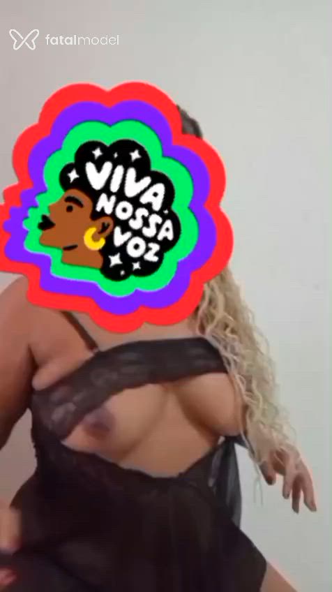 Acompanhante mulher com cabelo colorido de olhos castanhos - Carla
