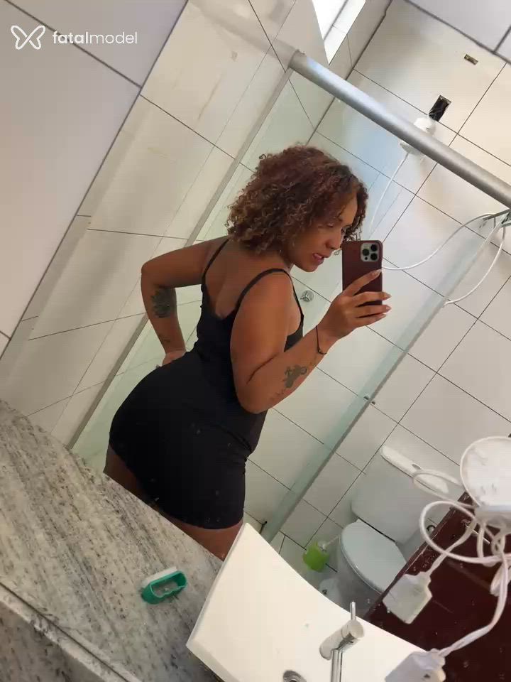 Acompanhante mulher com cabelo colorido de olhos castanhos - Ravena Leal